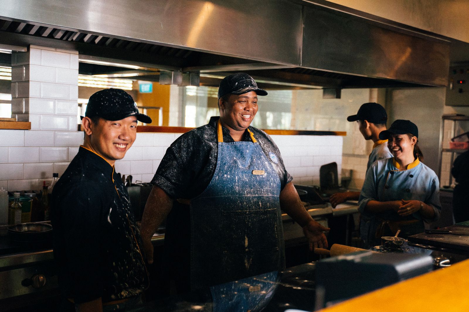 Equipe reunida em um momento descontraído na cozinha de um restaurante